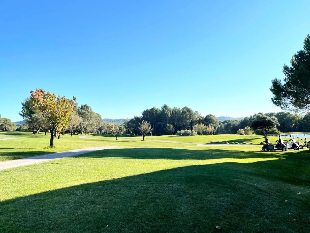 Appartement Golf De Pont Royal Mallemort Exteriör bild